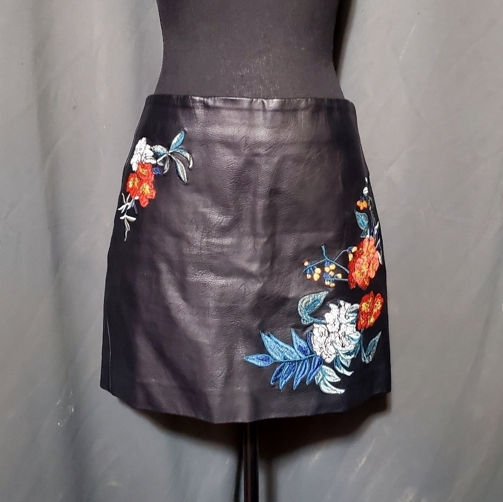 Guess Black Faux Leather Embroidered Floral Skirt Size 6